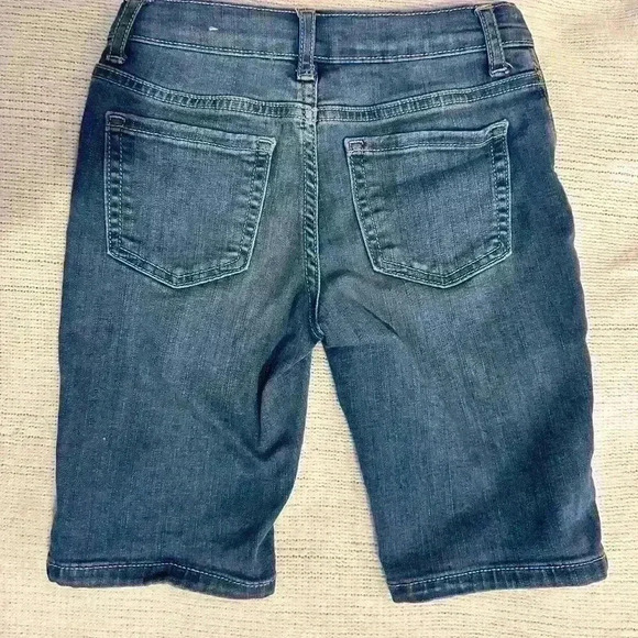 Children’s Place Girls Distressed Skimmer Shorts. Size 6X - Picture 2 of 3